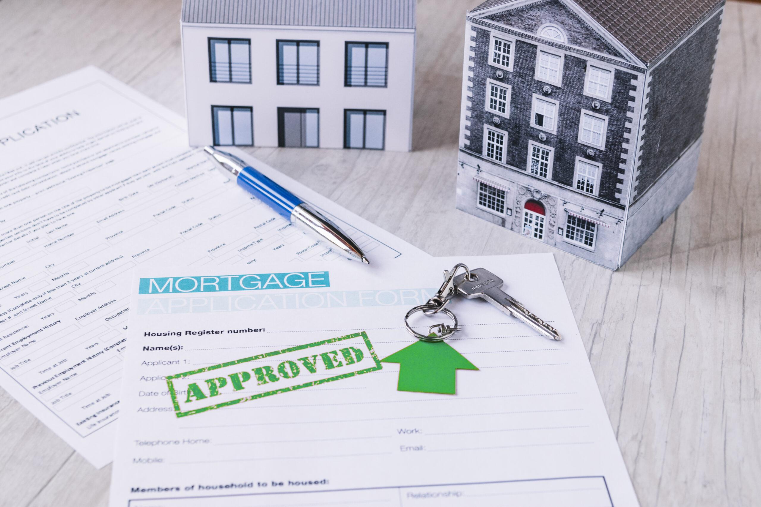 pixabay-new-house-keys-composition-with-papers